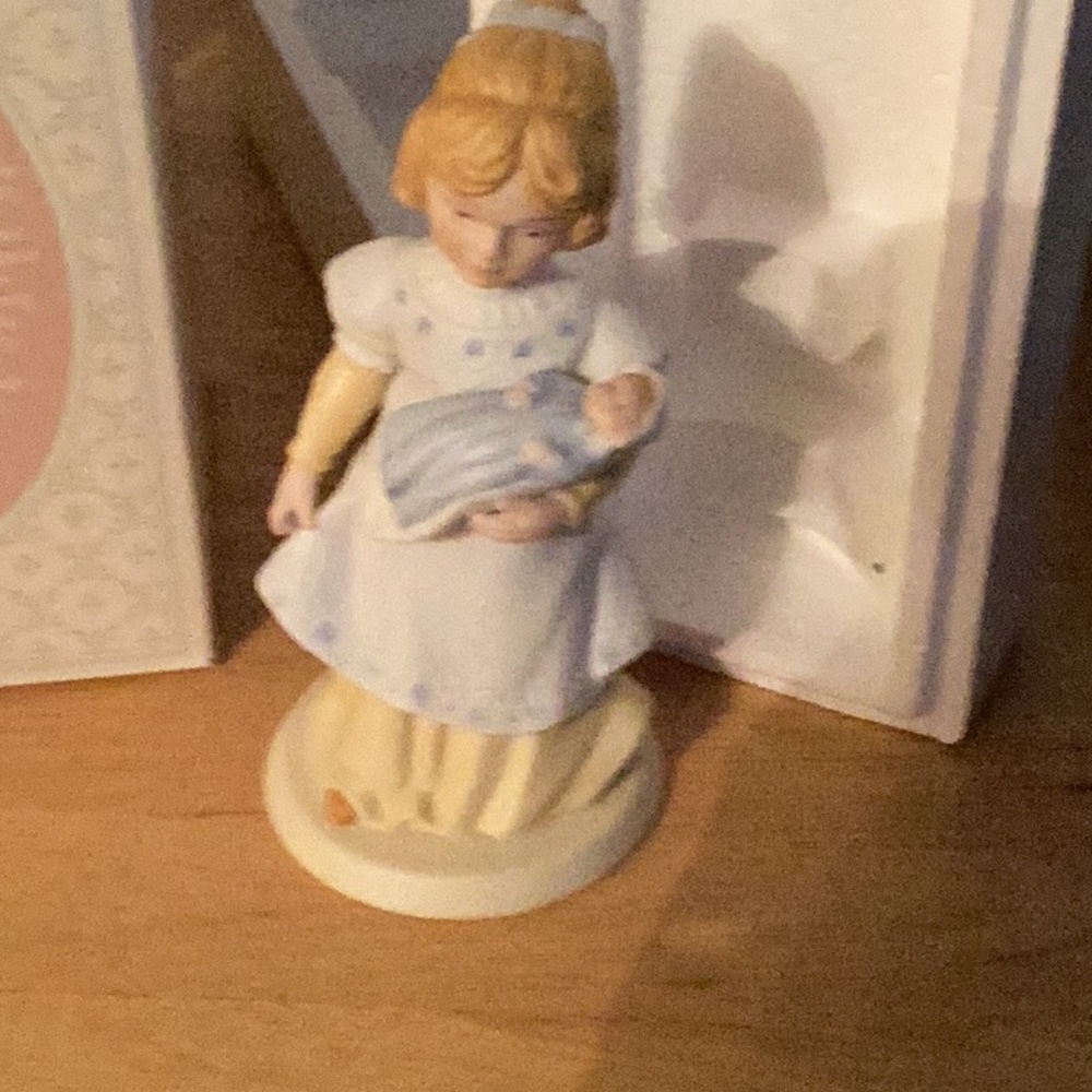 Avon,mothers love figurine . New
